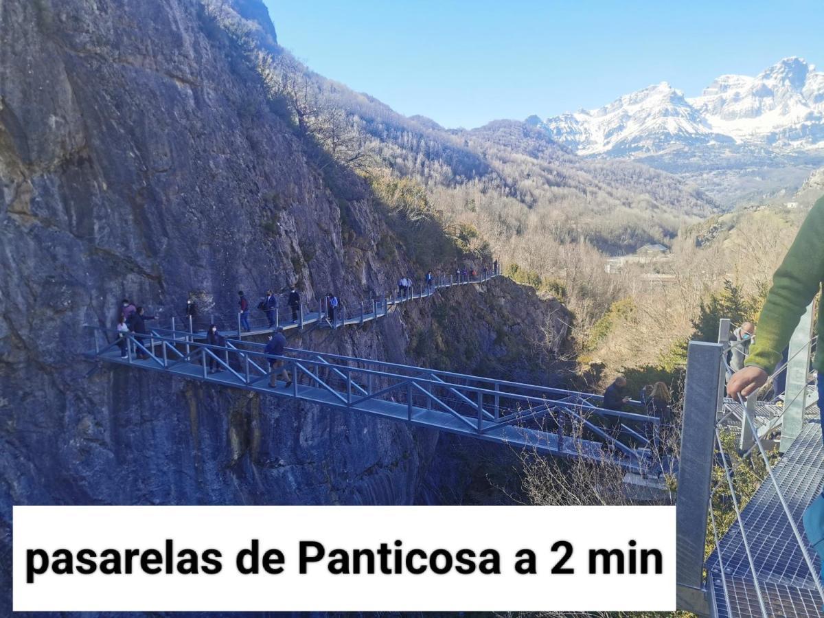 Los Cachorros El Pueyo de Jaca Buitenkant foto